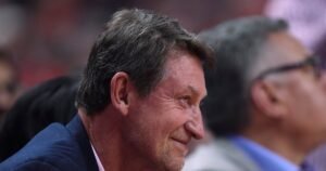 Wayne Gretzky draws social media ire amid tense Canada-U.S. hockey showdown